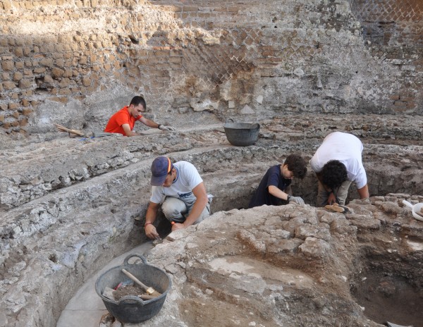 En la fotografía, excavaciones del equipo de la UPO en el stibadium de "Palazzo" (septiembre de 2014).