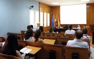 Montserrat Martínez Vázquez en la conferencia “I’m loving it! El uso del progresivo con verbos estativos”