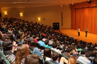 Mercedes de la Torre, directora general de Acceso, Difusión y Captación de la UPO, y Miguel Ángel Morales Cevidanes, director del Área de Gestión Administrativa de Asistencia al Estudiante de Grado, han recibido hoy en el Paraninfo a los alumnos de 4º de ESO.