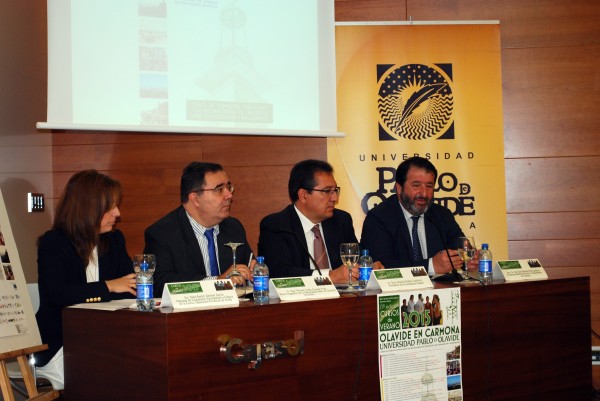 De izquierda a derecha: la diputada de Ciudadanía, Participación y Cultura de la Diputación de Sevilla, Beatriz Sánchez García, el rector de la Universidad Pablo de Olavide, Vicente Guzmán Fluja; el presidente de la Fundación Cajasol, Antonio Pulido Gutierrez; y el alcalde de Carmona, Juan Ávila Gutiérrez.