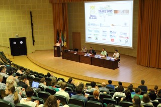 En la mesa, de izquierda a derecha, el profesor de la UPO José Ignacio Seco; el rector de la UPO Vicente Guzmán; el presidente de la Association for Tree-ring Research, Achim Braüning; y el profesor de la UPO Raúl Sánchez-Salguero.