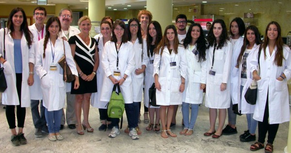 Alumnos acompañados de los tutores y de la directora de Enfermería del Hospital Univesitario de Valme, Carmen Candela Fuster.
