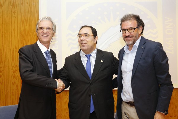 el rector de la UPO, Vicente Guzmán Fluja (en el centro), y el presidente del Grupo Cooperativo El Roble, José Romero Alonso (a la izquierda), han suscrito hoy un convenio de colaboración para la creación de esta Cátedra, que ha sido presentada por su director, el profesor José Antonio Sánchez Medina (a la derecha)