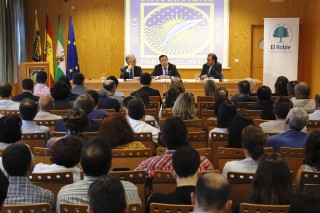 A la presentación de la Cátedra han asistido numerosos representantes de entidades locales de la provincia de Sevilla, del sector de la economía social, de la banca ética y del Tercer Sector