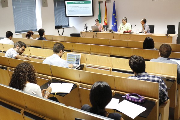 Lucía Ferreiro (UAM), en la mesa a la izquierda, ha hablado sobre la igualdad de género en túnez