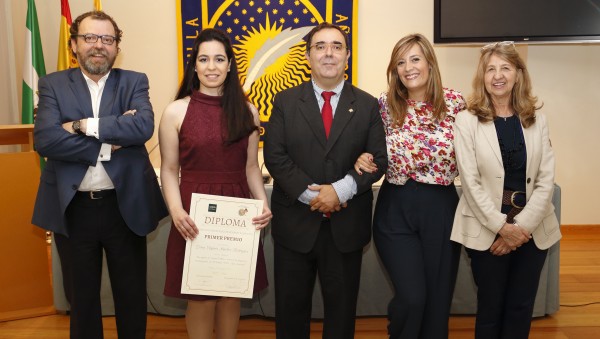 De izquierda a derecha, Francisco Hidalgo, secretario de la asociación Rosario Valpuesta, la galardonada Virginia Sánchez, el rector Vicente Guzmán, la concejala Myriam Díaz y la presidenta de la asociación Ana María Ruiz-Tagle