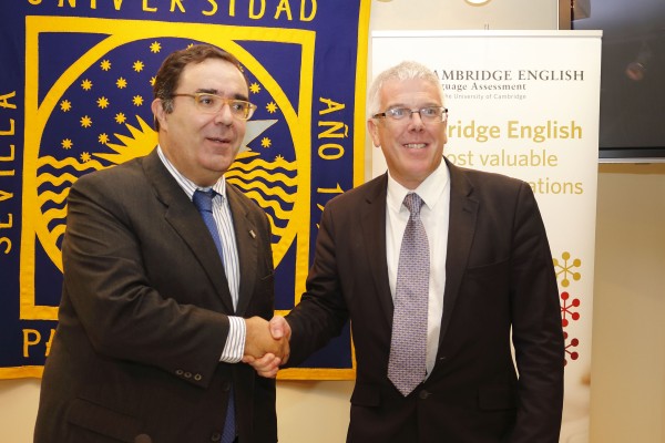 El rector de la Universidad Pablo de Olavide y el responsable de Desarrollo de Cambridge English Language Assessment para España y Portugal firman un convenio por el que la UPO se une al National University Project
