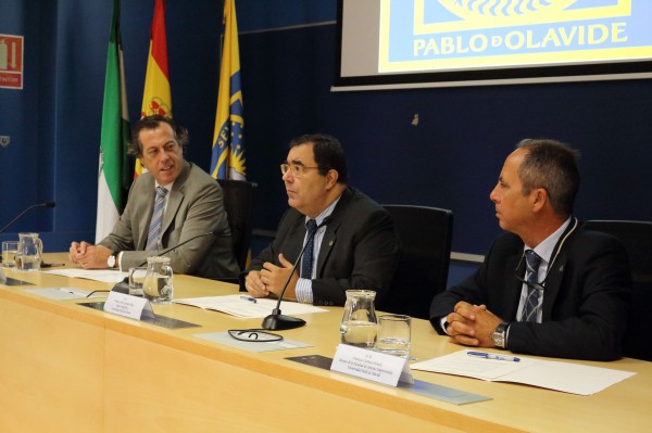 De izquierda a derecha, Joan Fontrodona Felip, el rector Vicente Guzmán y Francisco Carrasco.