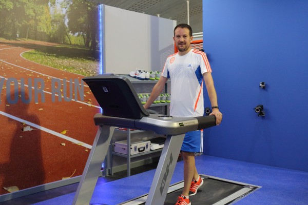 El profesor de la UPO Pablo Floría Martín en las instalaciones de I+D RUNNIG