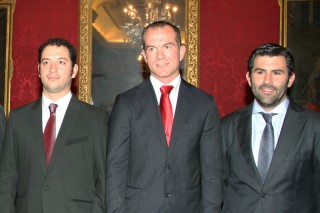 A la izquierda de la imagen, el científico de la UPO Alejandro Martín-Montalvo Sánchez junto a los otros premiados.