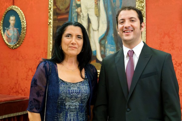 La vicerrectora de Internacionalización y Comunicación de la UPO Pilar Rodríguez Reina junto al premiado Alejandro Martín-Montalvo Sánchez.