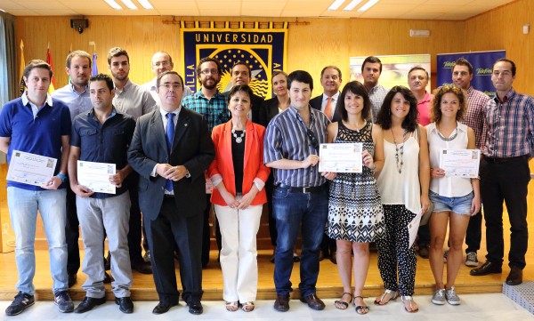 Imagen de los premiados con el rector Vicente Guzmán.