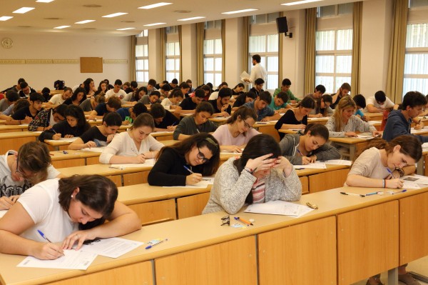 Los estudiantes, en un momento de la Prueba de Acceso a la Universidad, hoy en la Olavide.