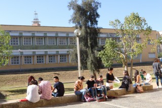 Imagen de estudiantes en un descanso de la prueba de Selectividad.