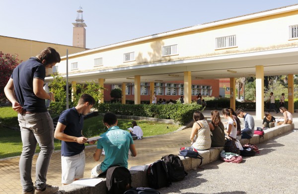 Imagen de estudiantes en un descanso de la prueba de Selectividad del pasado año.