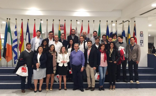 En primera fila en el centro, Xavier Coller, junto a la eurodiputada Soledad Cabezón, durante la visita de los estudiantes del MUSAP al Parlamento europeo