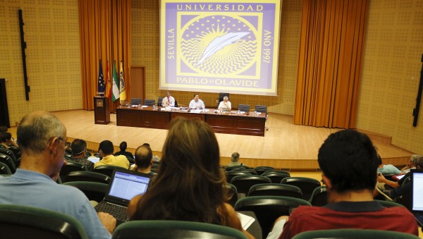 Vicente Guzmán ha subrayado en el Claustro que la presentación de este primer informe responde a un ejercicio de transparencia y rendición de cuentas