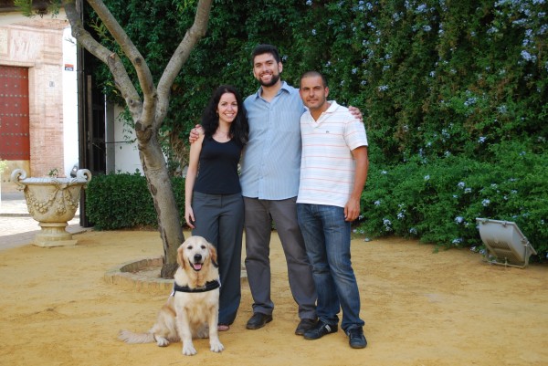 de izquierda a derecha, María Perea, Javier López y Arcadio Tejada. todos miembros del equipo INTAP. En la foto tjunto a Ula, una de las perras que tienen para las intervenciones asistidas