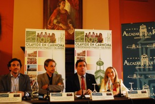 De izquierda a derecha, Francisco Infante Ruiz (director del curso), José Luis Rodríguez Zapatero, Vicente Guzmán Fluja (rector de la UPO) y Athenea Melgarejo Vargas (directora del curso), durante la conferencia inaugural del curso "Democracia y ciudadanía hoy".