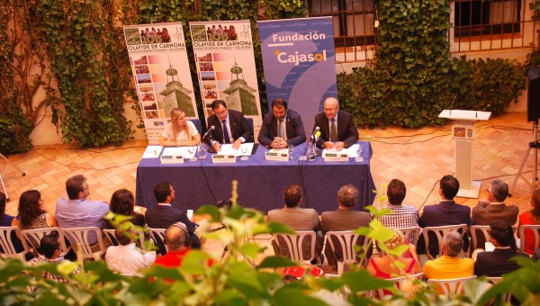 De izquierda a derecha, la diputada del Área de Cultura y Ciudadanía de la Diputación de Sevilla, Ana Isabel Jiménez; el rector de la Universidad Pablo de Olavide, Vicente Guzmán; el alcalde de Carmona, Juan Ávila, y el subdirector adjunto de Acción Social de la Fundación Cajasol, Luis Miguel Pons.