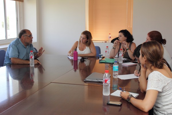 José Luis Lalueza en un momento de la conferencia junto a las profesoras de la UPO.