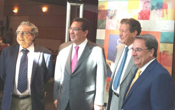 De izquierda a derecha,José Angel Narváez, rector en funciones de la Universidad de Málaga; Antonio Pulido, presidente de la Fundación Cajasol, Samir Naïr y Eugenio Domínguez, rector de la UNIA.