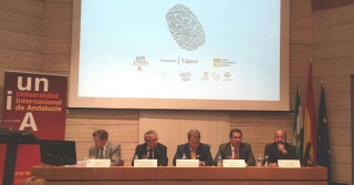 En la inauguración del encuentro, de izquierda a derecha, Samir Naïr; José Angel Narváez, rector en funciones de la Universidad de Málaga; Eugenio Domínguez, rector de la UNIA; Antonio Pulido, presidente de la Fundación Cajasol, y Manuel Torres, vicerrector de Estudiantes y Comunicación de la UNIA.