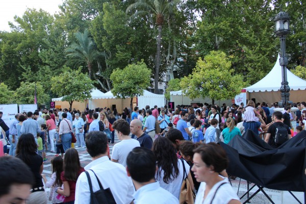 Hasta bien entrada la noche, investigadores del Consejo Superior de Investigaciones Científicas (CSIC), y de las Universidades de Sevilla y Pablo de Olavide han organizado actividades participativas en la Plaza Nueva.Foto: Fundación Descubre