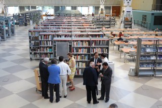 Representantes del Centro de Estudios Martianos en la Biblioteca de la UPO