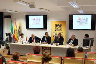 El rector de la UPO, Vicente Guzmán, y el embajador de Cuba en España, Eugenio Martínez Enríquez, han presidido la firma del convenio.