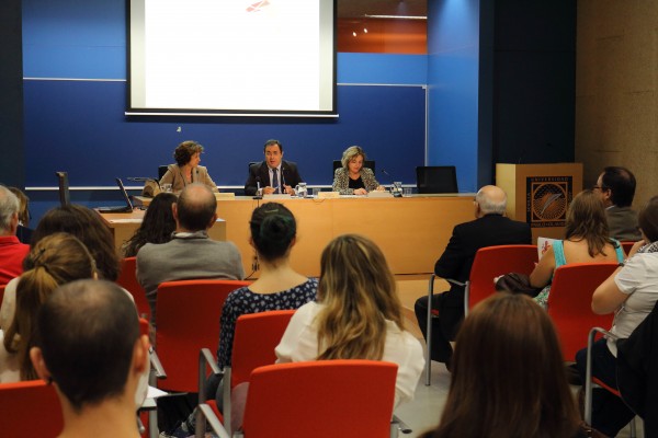 En la imagen, de izquierda a derecha, Dolores Ferre Cano, directora general de Universidades, Investigación y Tecnología de la Consejería de Economía y Conocimiento de la Junta de Andalucía, el rector de la UPO Vicente Guzmán Fluja y Elodia Hernández León, vicerrectora de Estudiantes, Cultura y Compromiso Social de la UPO.