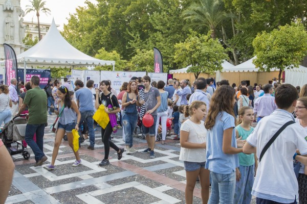 La Plaza Nueva de Sevilla fue el escenario de las actividades celebradas con motivo de la Noche Europea de los Investigadores.
