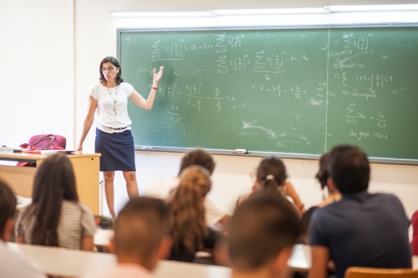 Una clase en el campus de la UPO