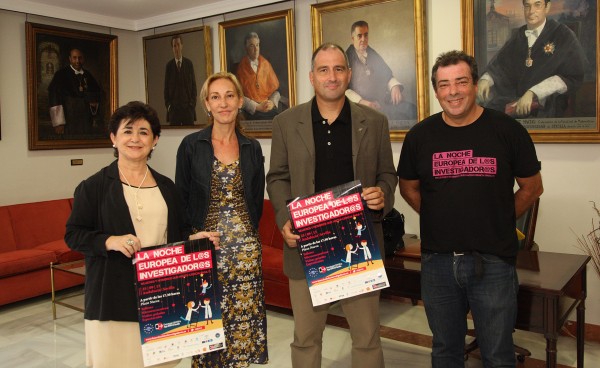 En la imagen, de pie, de dcha. a izq.:Miguel Ferrer, coordinador del CSIC en Andalucía; Bruno Martínez, vicerrector de Investigación y Transferencia de Tecnología de la Universidad Pablo de Olavide; Susana López, delegada territorial de la Consejería de Economía y Conocimiento en Sevilla, y Pilar Ostos, directora del Secretariado de Promoción y Análisis de la Investigación de la Universidad de Sevilla.