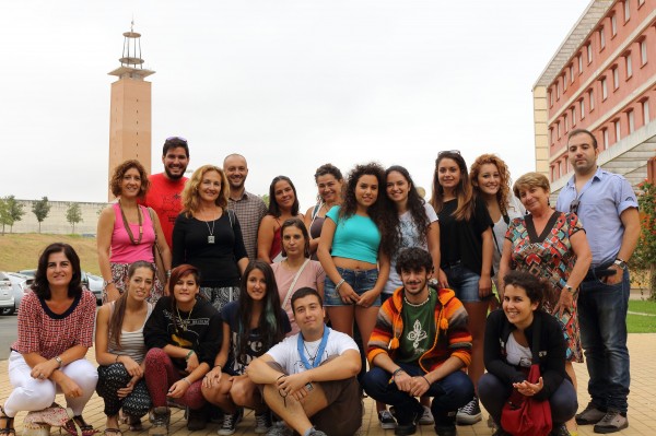 Jóvenes participantes del proyecto europeo junto a personal de la UPO y de la asociación Gantalcalá. Abajo, a la izquierda, la profesora María José del Pino