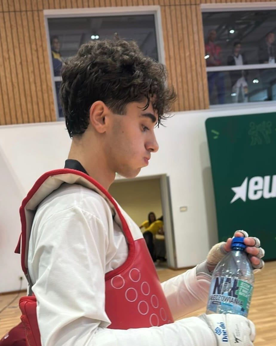 Nuestro alumno Álvaro Hidalgo @alvarohiidalgoo (-63 kg 🥋), de la Facultad de Ciencias de la Actividad Física y del Deporte, ha demostrado una vez más que el esfuerzo y el talento siempre brillan. Tras una gran victoria frente al cabeza de serie italiano, Álvaro se quedó a las puertas de las medallas, cayendo ante el francés que acabaría proclamándose campeón.
Estuvo por delante durante todo el combate, pero la intensidad del enfrentamiento anterior, en el que incluso tuvo que ser atendido tras dos duros golpes, le pasó factura en los últimos segundos. Aun así, se lleva una meritoria quinta posición y el orgullo de representar a la UPO con garra y dedicación 💪
¡Grande Álvaro! ☺️
#LaOlavideEresTú #EUSACombat2025 #Taekwondo #TalentoUPO #Deporte