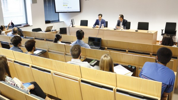 El profesor Torres Soriano y Antonio Calderón en la presentación del Seminario