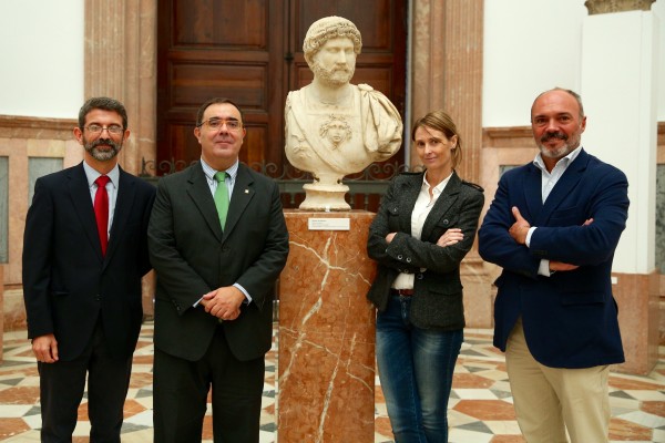 En la imagen, de izquierda a derecha, el profesor de la UPO Juan Manuel Cortés Copete; el rector de la UPO Vicente Guzmán; la directora del Museo Arqueológico de Sevilla, Ana D. Navarro, y el director del Conjunto Arqueológico de Itálica, Antonio Pérez Paz.