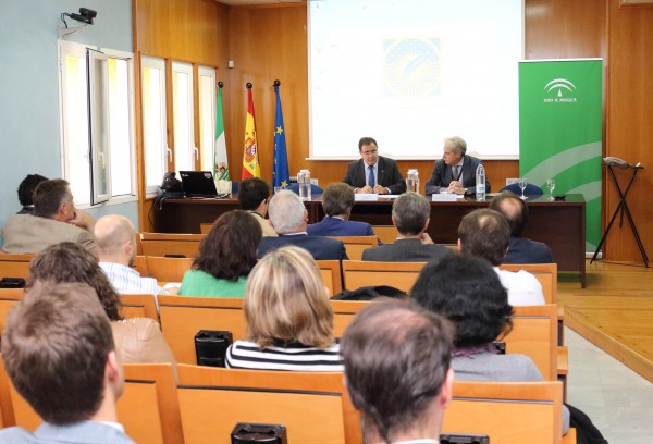 El rector Vicente  Guzmán Fluja, y el director de Áreas Logística y Transportes y de Red Logística de Andalucía en la Agencia Pública de Puertos de Andalucía, Manuel García Guirado.