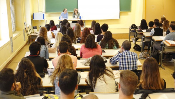 En la imagen, de izquierda a derecha, Elena Ruiz, coordinadora de la Dirección General de Participación Ciudadana y Voluntariado de la Junta de Andalucía, y Elodia Hernández León, vicerrectora de Cultura y Compromiso Social de la UPO, en un momento de la inauguración.