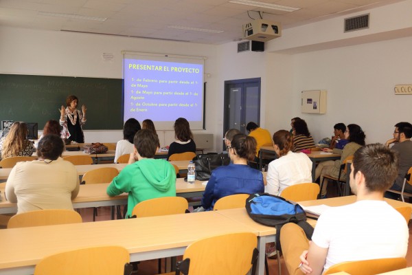 Paula Carmona Álvarez, técnico de la Oficina de Voluntariado y Solidaridad de la UPO, en un momento del seminario.
