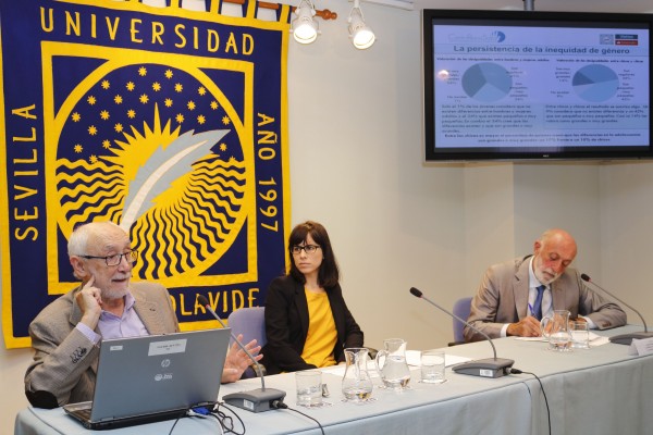 Desde la izquierda: Eusebio Megías y Anna Sanmartín, director técnico y coordinadora del Centro Reina Sofía sobre Adolescencia y Juventud, respectivamente, y el catedrático de la UPO Gonzalo Musitu