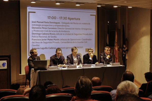 De izquierda a derecha, Antonio Laguillo Cadenas, secretario general de la APROSIP; Demetrio Pérez Carretero, director general de Interior, Emergencias y Protección Civil de la Junta de Andalucía; José Manuel Feria Domínguez, delegado de Estrategia, Prospectiva y Emprendimiento de la UPO; Francisco Javier Mates Martín, coordinador del Área de Seguridad Privada de la Comandancia de la Guardia Civil de Sevilla y Domingo Cabrera Rivera, jefe de la Unidad de Seguridad Privada de la Policía Nacional de Sevilla.