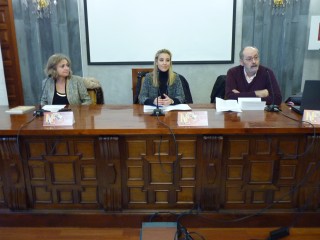 De izq. a dcha: la vicerrectora de Cultura y Compromiso Social de la UPO, Elodia Hernández León, la diputada de Cultura y Ciudadanía, Ana Isabel Jiménez Contreras, y el profesor de Historia del Arte de la UPO y coordinador de este encuentro, Fernando Quiles.