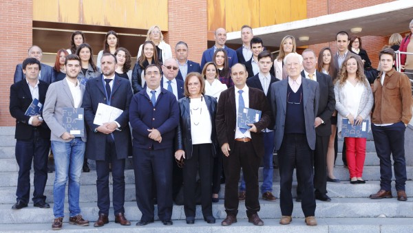 El rector, la presidenta del Consejo Social de la UPO, y los alcaldes y concejales de los municipios que integran el patronato de la Fundación, junto a los premiados.