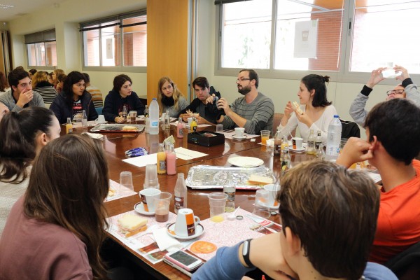 El profesor de la UPO Javier Márquez junto a los estudiantes en una de las mesas de desayuno del "Café con Ciencia" celebrado esta mañana en la UPO.
