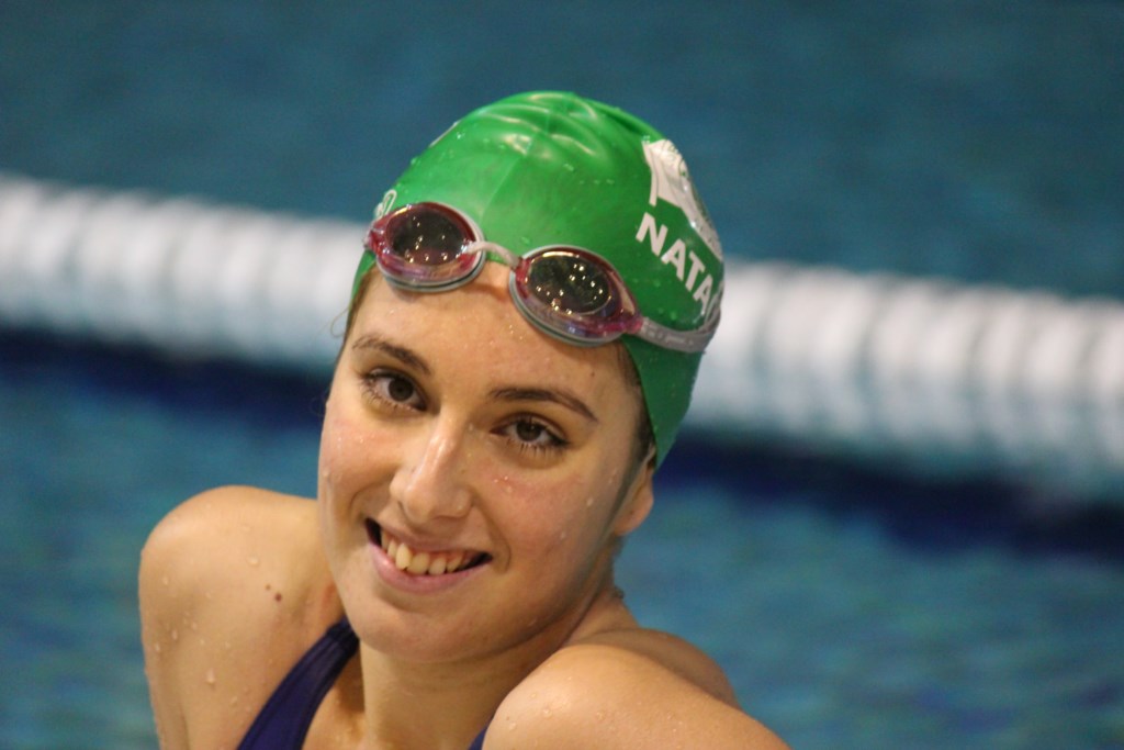 Mujer atlética con gorro de natación y gafas en piscina