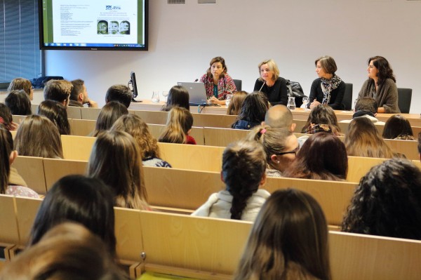 En la mesa de inauguración de las jornadas, de izquierda a derecha, la profesora de la Facultad de Ciencias Sociales Nuria Cordero Ramos; Elodia Hernández León, vicerrectora de Cultura y Compromiso Social; Beatriz Macías Gómez-Estern, vicedecana de Internacionalización y Empleabilidad de la Facultad de Ciencias Sociales; y la profesora de la Facultad de Ciencias Sociales María José del Pino Espejo.