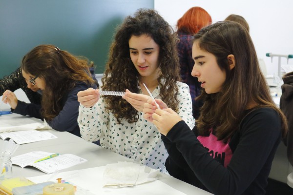 Imagen de los estudiantes en taller de biotecnología “Aquí hay Ciencia” .