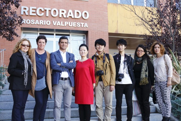 En la fotografía, los investigadores japoneses junto con el personal de la UPO que gestiona el Programa de Alojamiento Compartido.